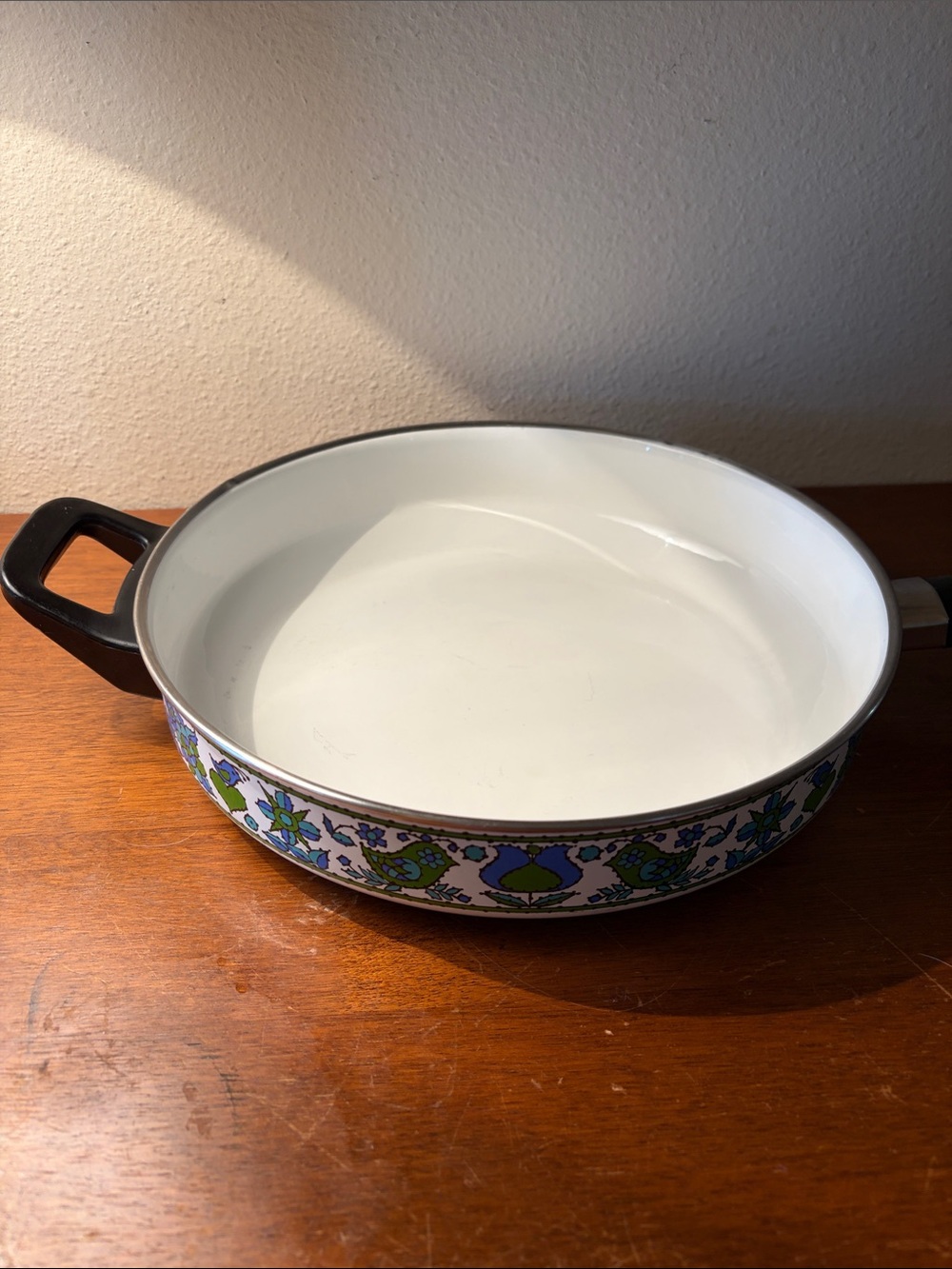 White Enamel Ceramic-Coated Skillet with Patterned Sides